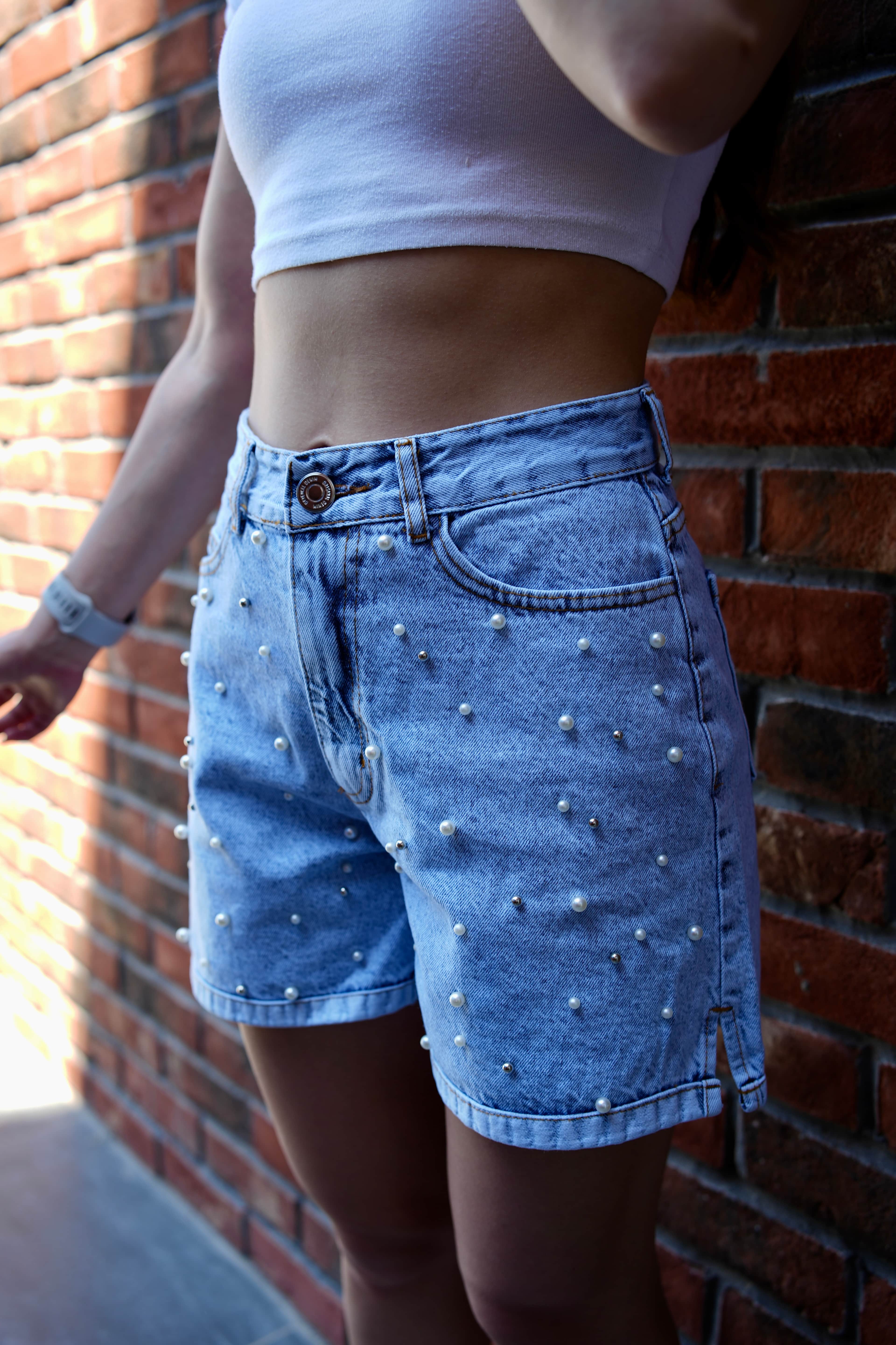 Vovikon Buz Kar İnci Detaylı Yırtmaçlı Mini Denim Şort