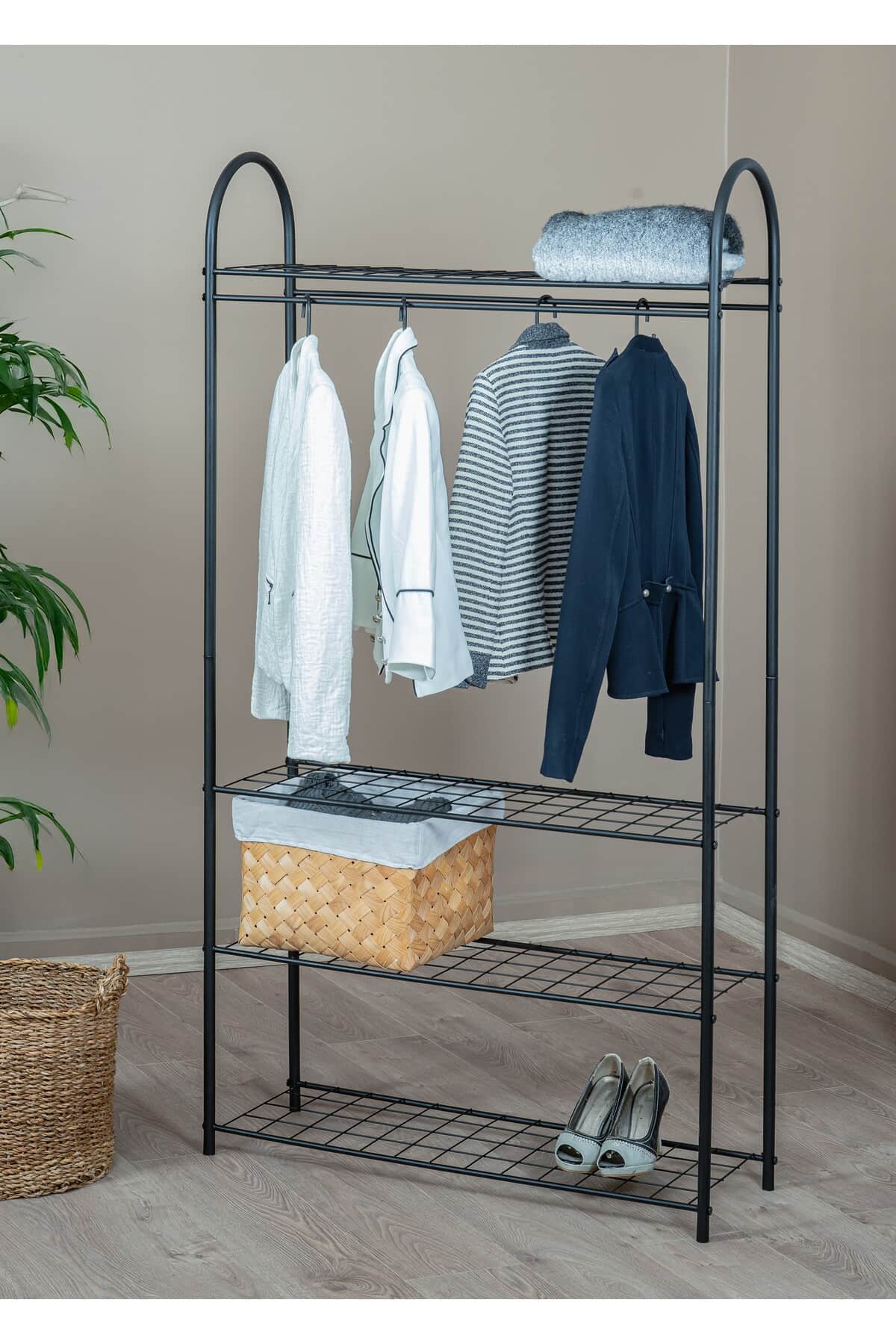 Elit 4 Siyah Metal Raflı Ayaklı Elbise Askılığı 170 x 89 cm