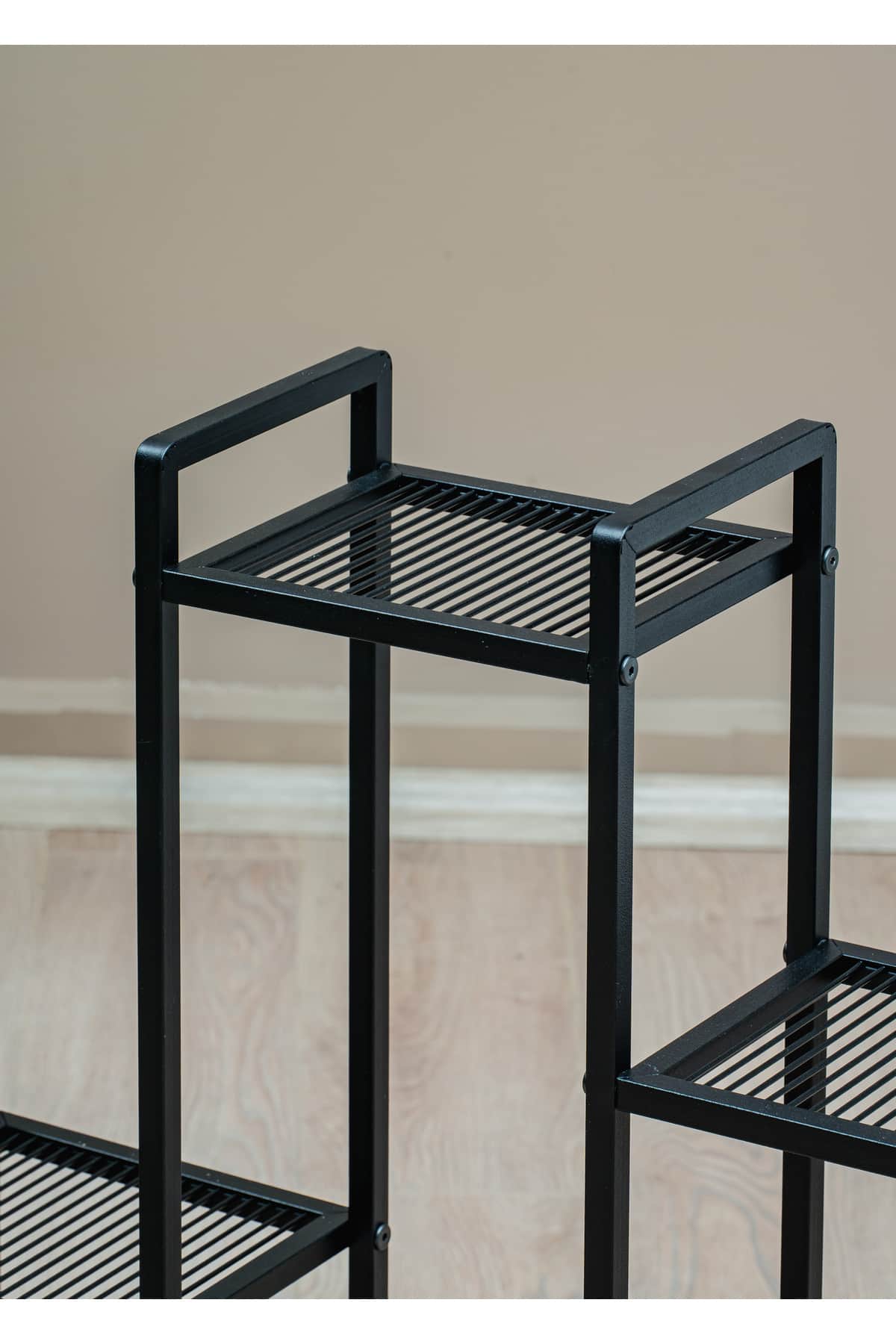Garden 6 Raflı Metal Ayaklı Dekoratif Saksı Standı