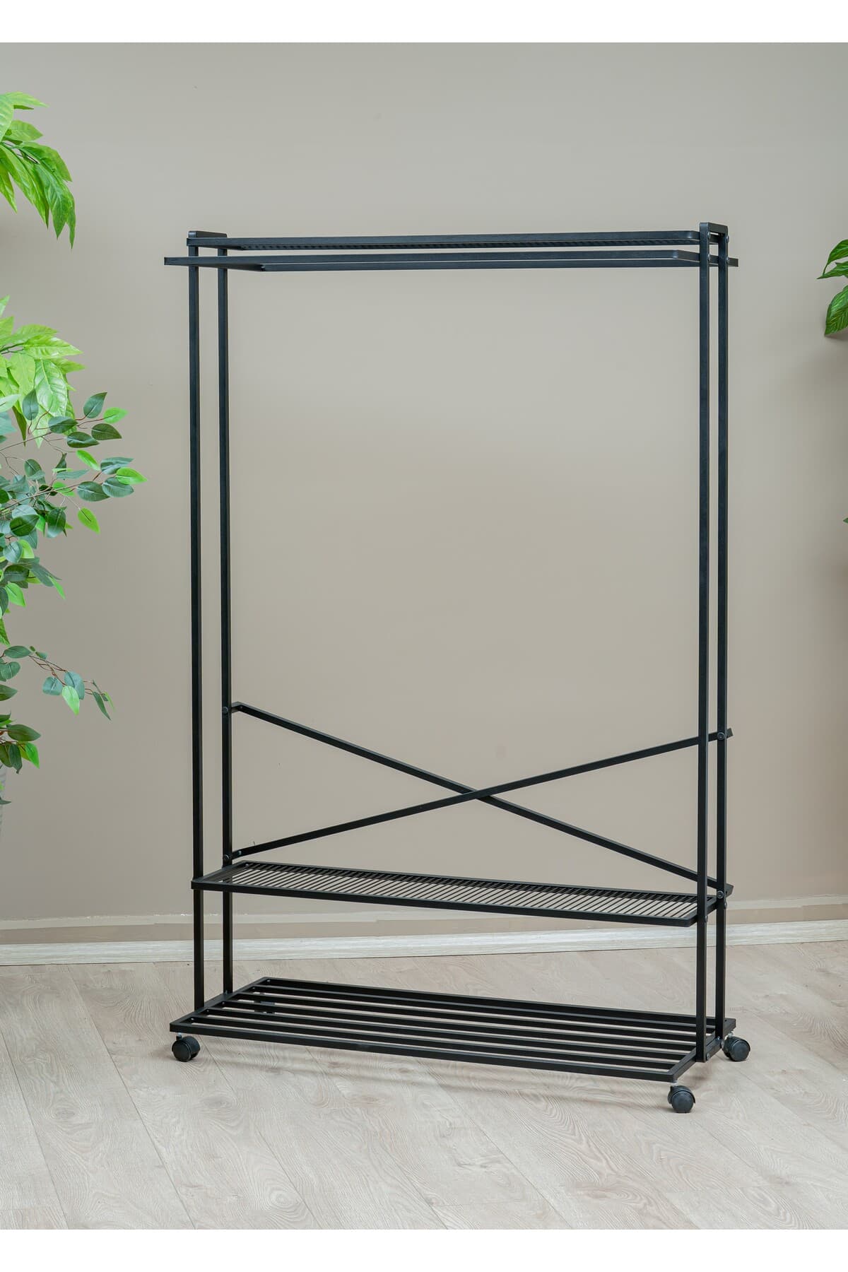 2 Yönlü 3 Raflı Tekerlekli Siyah Metal Elbise Askılığı 146 x 104 cm 2 Yönlü 3 Raflı Tekerlekli Siyah Metal Elbise Askılığı 146 x 104 cm - Görsel 1