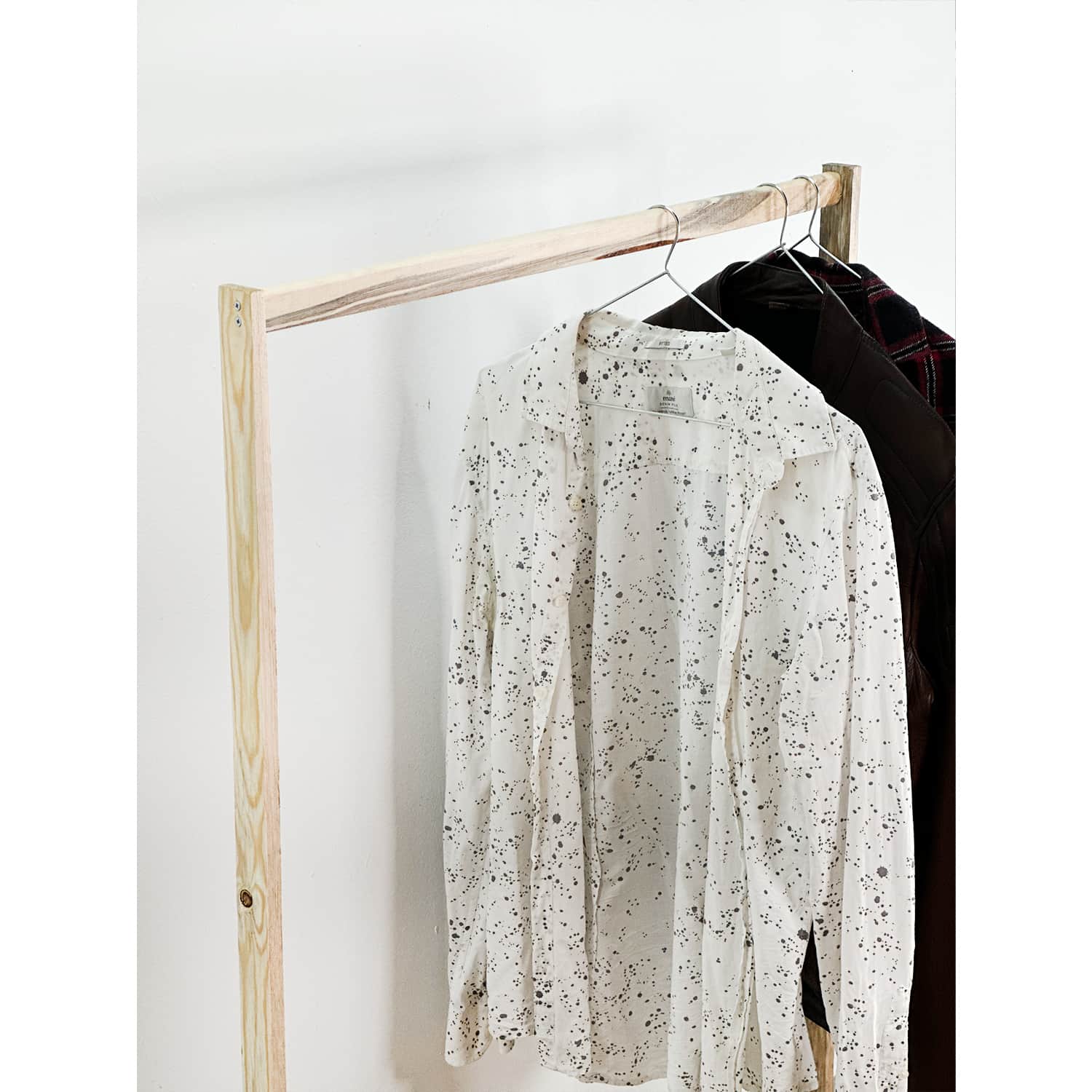 ahsap-ayakli-askilik-elbise-askisi-portmanto-6092