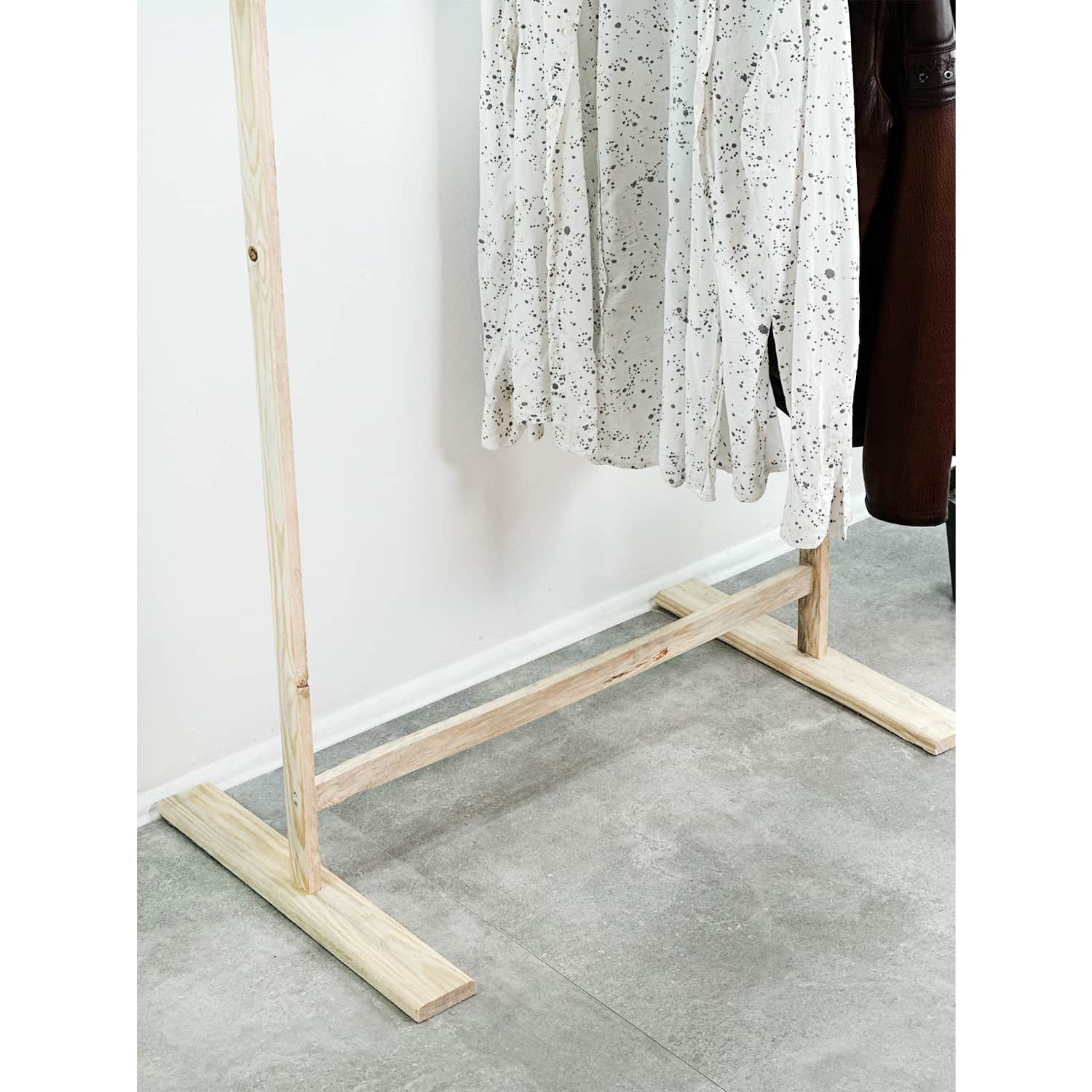 ahsap-ayakli-askilik-elbise-askisi-portmanto-6092