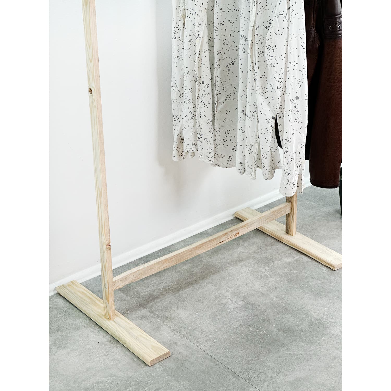 ahsap-ayakli-askilik-elbise-askisi-portmanto-6092